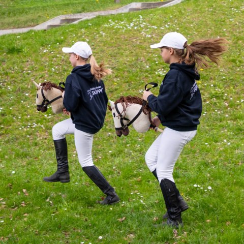 Konik na kiju z kantarem - Hobby Horse Skippi - Biszkopt - A3 - prezent